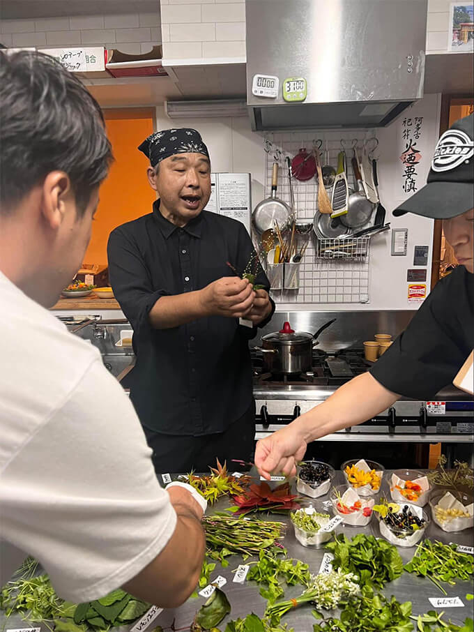 料理人たちが集まった野草の勉強会