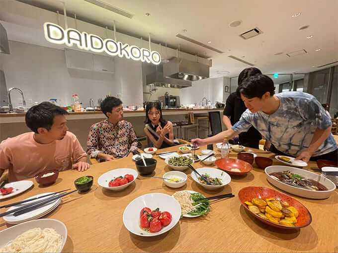 素麺会の様子。素麺とテーブルいっぱいのおかず