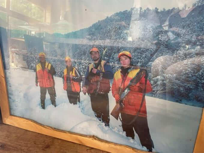 雪景色の中、狩猟用の銃を持って写真に写る田歌舎のメンバー